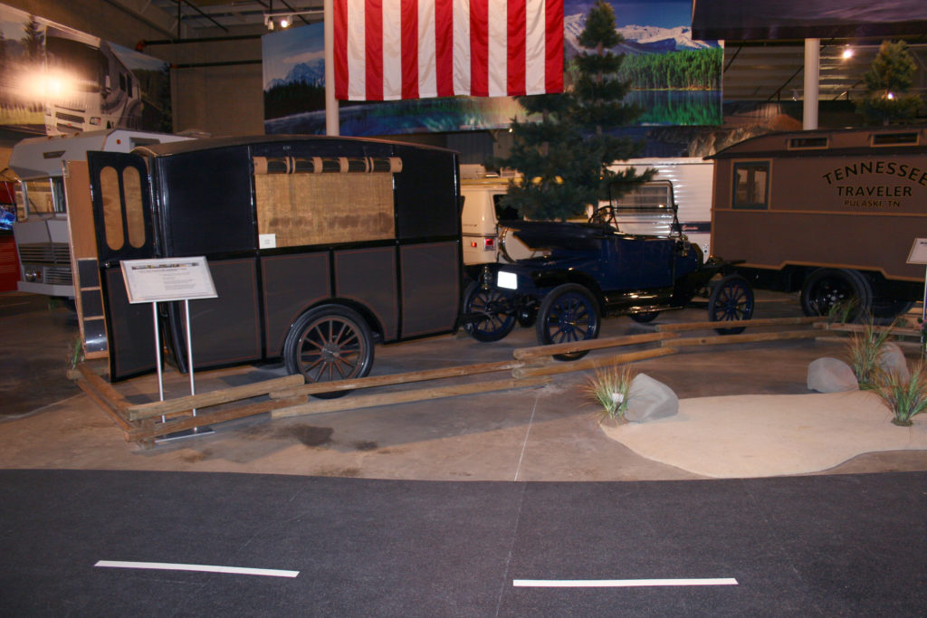 1913 Earl trailer and Model T Ford